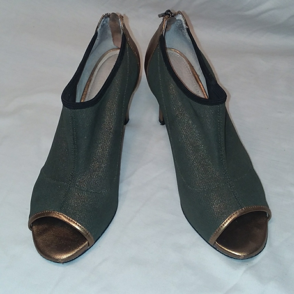 Tahari green and gold open toe shooties 8
